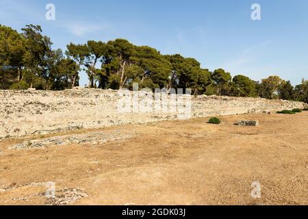 Szenerien des Altars der Ruinen von Hieron II (Ara di Ierone II) im Archäologischen Park von Neapolis in Syrakus, Italien. Stockfoto