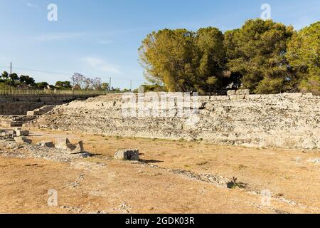 Szenerien des Altars der Ruinen von Hieron II (Ara di Ierone II) im Archäologischen Park von Neapolis in Syrakus, Italien. Stockfoto