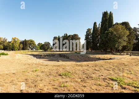 Szenerien des Altars der Ruinen von Hieron II (Ara di Ierone II) im Archäologischen Park von Neapolis in Syrakus, Italien. Stockfoto