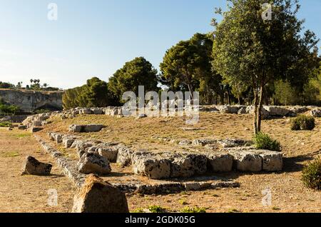 Szenerien des Altars der Ruinen von Hieron II (Ara di Ierone II) im Archäologischen Park von Neapolis in Syrakus, Italien. Stockfoto