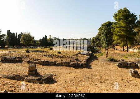 Szenerien des Altars der Ruinen von Hieron II (Ara di Ierone II) im Archäologischen Park von Neapolis in Syrakus, Italien. Stockfoto