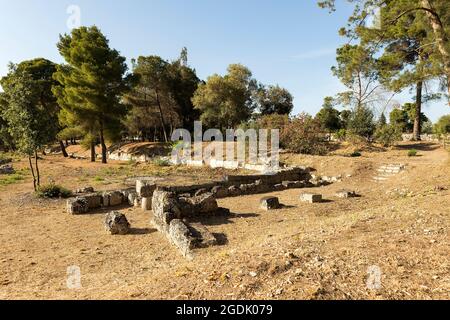 Szenerien des Altars der Ruinen von Hieron II (Ara di Ierone II) im Archäologischen Park von Neapolis in Syrakus, Italien. Stockfoto