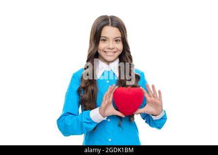 Glückliches Mädchen halten große weiche rote Herz isoliert auf weiß, Herzschlag Stockfoto