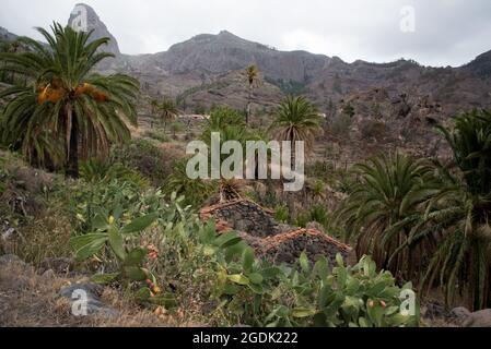 Kleine Dörfer wie Benchijigua bei La Gomera auf der Kanarischen Insel haben viele Ruinen von kanarischen Inselhäusern, die aus Lavagestein gebaut wurden. Stockfoto