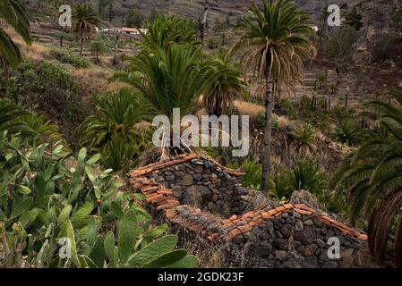 Kleine Dörfer wie Benchijigua bei La Gomera auf der Kanarischen Insel haben viele Ruinen von kanarischen Inselhäusern, die aus Lavagestein gebaut wurden. Stockfoto