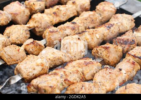 Schweinegrill auf Spieße Braten auf einem Grill-Brazier. Nahaufnahme Stockfoto