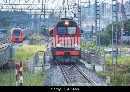 Moskau, Russland - 31. Juli 2021: Güter- und Personenzüge bewegen sich. Moskauer Zentralkreis. Stockfoto