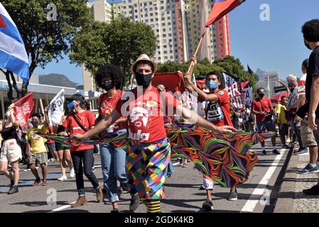 24. Juli 2021: Ein Mann trägt ein T-Shirt mit dem ehemaligen brasilianischen Präsidenten Luiz Inacio Lula da Silva während eines Anti-Bolsonaro-Protests in Rio de Janeiro Stockfoto