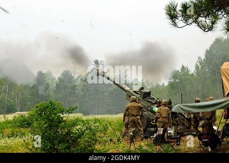 Soldaten mit Charlie Battery, 1. Bataillon, 119. Field Artillery Regiment, Michigan Army National Guard, mit Sitz in Albion, Michigan, feuern ihre M777-Haubitze während des Northern Strike 21-2 im Camp Greyling Joint Maneuver Training Center, Greyling, Michigan, 9. August 2021. Northern Strike maximiert die Kampfbereitschaft durch anpassungsfähige, kosteneffektive Schulungen, die von individualisierten taktischen Fähigkeiten bis hin zu gleichrangigen Bedrohungen und kombinierten Rüstungsumgebungen reichen, die auf die Integration von Joint und Coalition Force und die Konvergenz von Domänen ausgerichtet sind. (USA Foto der Air National Guard von Meister Sgt. David Kuj Stockfoto