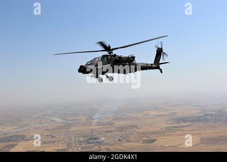 Ein Angriffshubschrauber der US-Armee AH-64 Apache von der Task Force Wolfpack, dem 1. Angriffsbataillon, der 82. Combat Aviation Brigade, fliegt über den Nordirak. Wolfpacks hochtödliche Affen dienen als Luftwaffenteams, die 24 Stunden in Alarmbereitschaft sind. Sie stellen außerdem eine aufwachwache während der Bodenoperationen, Geleitzug und Aufklärungsarbeiten zur Unterstützung der Verteidigung der Basis zur Verfügung. Stockfoto