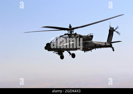 Ein Angriffshubschrauber der US-Armee AH-64 Apache von der Task Force Wolfpack, dem 1. Angriffsbataillon, der 82. Combat Aviation Brigade, fliegt über den Nordirak. Wolfpacks hochtödliche Affen dienen als Luftwaffenteams, die 24 Stunden in Alarmbereitschaft sind. Sie stellen außerdem eine aufwachwache während der Bodenoperationen, Geleitzug und Aufklärungsarbeiten zur Unterstützung der Verteidigung der Basis zur Verfügung. Stockfoto