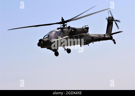 Ein Angriffshubschrauber der US-Armee AH-64 Apache von der Task Force Wolfpack, dem 1. Angriffsbataillon, der 82. Combat Aviation Brigade, fliegt über den Nordirak. Wolfpacks hochtödliche Affen dienen als Luftwaffenteams, die 24 Stunden in Alarmbereitschaft sind. Sie stellen außerdem eine aufwachwache während der Bodenoperationen, Geleitzug und Aufklärungsarbeiten zur Unterstützung der Verteidigung der Basis zur Verfügung. Stockfoto