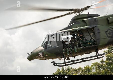 Mitglieder der Tentara Nasional Indonesia (TNI-AD Indonesia Armed Forces) führen am 12. August 2021 einen Luftangriff nach einem gemeinsamen Live-Feuerbereich im Baturaja Training Area, Indonesien, durch. Garuda Shield 21 ist eine zweiwöchige gemeinsame Übung zwischen der US-Armee und Tentara Nasional Indonesia (TNI-AD Indonesia Armed Forces). Der Zweck dieser gemeinsamen Übung ist es, die Dschungelkriegfähigkeit sowohl der US-Armee als auch der indonesischen Armee zu verbessern und zu bereichern. (FOTO DER US-Armee von SPC. Rachel Christensen) Stockfoto