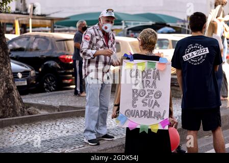 24. Juli 2021:EINE Frau, die ein Schild mit der Aufschrift ‘Gefängnis für Bolsonaro und seine Bande’ trägt, nimmt an den Anti-Bolsonaro-Protesten im Zentrum von Rio de Janeiro Teil Stockfoto