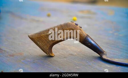 Vintage Schreinerei Werkzeuge auf einer alten Werkbank: Holzbearbeitung, Handwerk und Handarbeit Konzept. Stockfoto