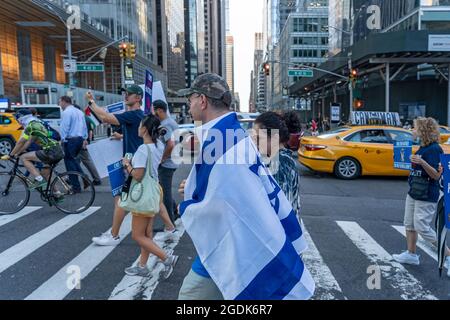 New York, USA. August 2021. NEW YORK, NY – 12. AUGUST: Demonstranten mit israelischen Flaggen und Schildern marschieren am 12. August 2021 in New York City zum Times Square. Die Demonstranten veranstalteten eine Kundgebung auf den Stufen der New York Public Library und marschierten zum Times Square Ben & Jerry's Store, um die Kundgebung gegen die Eiscreme-Firma fortzusetzen, nachdem die beliebte Marke in einer lang andauerten Kontroverse im Nahen Osten Partei ergriffen hatte. Ben & Jerrys Beitritt zur antisemitischen Bewegung gegen Israel, die sich gegen Boykott, Veräußerung und Sanktionen (BDS) wendet, kündigen an, dass sie den Verkauf von Eis im Westjordanland und Ostjerusalem einstellen wird, was sie als solche wahrnimmt Stockfoto