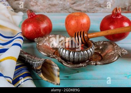 Rosch Haschanah mit Glas Honig jar und frische reife Äpfel. Jewesh neues Jahr Symbole Schofar und tallit Stockfoto