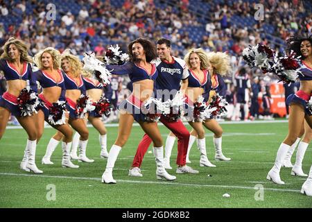 Donnerstag, 12. August 2021: Die New England Patriots Cheerleaders beim Vorsaison-Spiel der NFL zwischen dem Washington Football Team und den New England Patriots im Gillette Stadium in Foxborough, Massachusetts. Die Patrioten besiegen Washington 22-13. Eric Canha/CSM Stockfoto