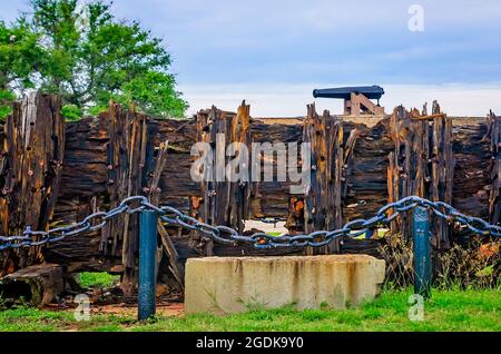 Ein Schiffswrack aus dem 19. Jahrhundert ist in Fort Gaines mit der nordwestlichen Bastion-Kanone im Hintergrund auf Dauphin Island, Alabama, abgebildet. Stockfoto