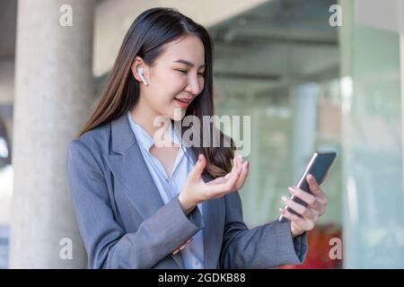 Working Woman Konzept eine Geschäftsfrau, die die Videokonferenzen mit dem Kunden außerhalb des Büros hat. Stockfoto