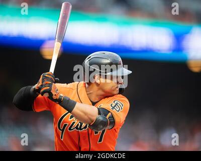 San Francisco, USA. August 2021. 13. August 2021: San Francisco Giants zweiter Baseman Donovan Solano (7) bei der Fledermaus, während eines MLB-Spiels zwischen den Colorado Rockies und den San Francisco Giants im Oracle Park in San Francisco, Kalifornien. Valerie Shoaps/CSM Credit: CAL Sport Media/Alamy Live News Stockfoto