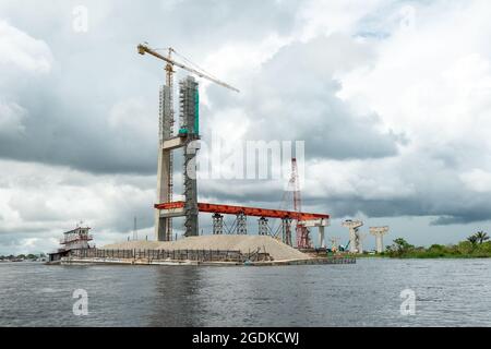 Peru, Amazonas, Iquitos. Die Nanay-Brücke befindet sich im Zentrum des Departements Loreto, Peru. Stockfoto