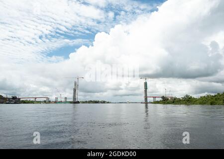 Peru, Amazonas, Iquitos. Die Nanay-Brücke befindet sich im Zentrum des Departements Loreto, Peru. Stockfoto