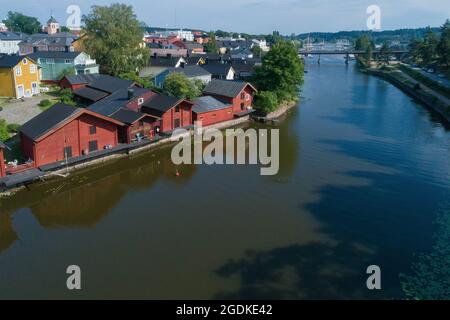 Über dem Fluss Porvoonjoki an einem sonnigen Julitag. Old Porvoo, Finnland Stockfoto