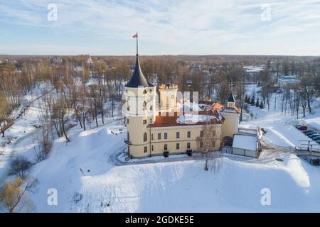 Blick auf das alte Schloss Beep (Marienthal) an einem sonnigen Februarnachmittag. Pavlovsk, in der Nähe von St. Petersburg. Russland Stockfoto