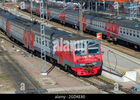 VYBORG, RUSSLAND - 09. MAI 2018: Elektrozug ED4M auf dem Bahnhof von Vyborg an einem sonnigen Tag Stockfoto