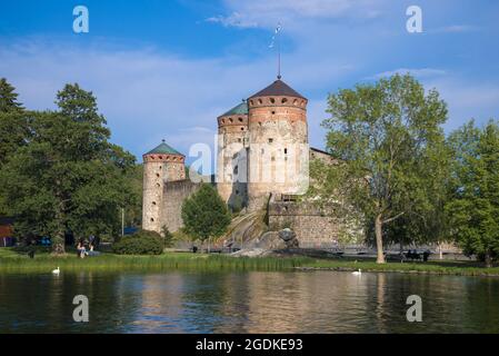 Die alte Festung Olavinlinna (Olafsborg) in der Sommerlandschaft an einem sonnigen Tag. Savonlinna, Finnland Stockfoto