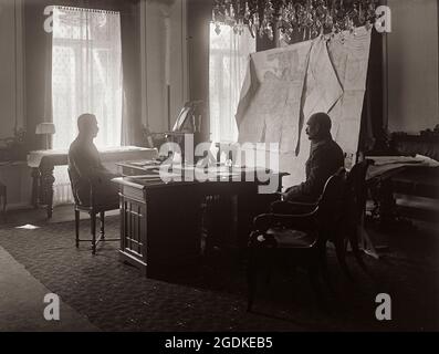 Eric Sundström (1866-1933), geboren in Schweden und als Buchhalter ausgebildet, begann seine Karriere in der Fotografie in den 1880er Jahren in Kopenhagen, wo er eine Stelle als Assistent des Fotografen erwarb. Nach seinem Umzug nach Finnland im Jahr 1890 erhielt er zunächst eine Stelle im Atelier Fritz Hjertzell. Vier Jahre später gründete er sein erstes Fotostudio. Sundström lebte dann kurze Zeit in Stockholm und in St. Petersburg, bis er sich 1911 dauerhaft in Helsinki niederließ. Er eröffnete sein Fotostudio, das Atelier Eric Sundström, in der Korkeavuorenkatu-Straße und verzweigte sich von der Porträtfotografie. Stockfoto