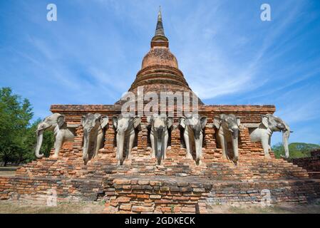 Skulpturen von Elefanten auf der Basis der Stupa des alten buddhistischen Tempels Wat Sorasak. Sukhothai, Thailand Stockfoto