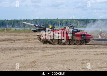 ALABINO, RUSSLAND - 27. AUGUST 2020: Panzer der russischen Mannschaft auf der Tanklager-Biathlon-Strecke. Internationale Kriegsspiele Stockfoto