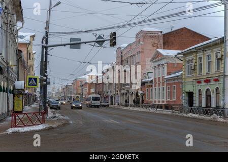 JAROSLAWL, RUSSLAND - 05. JANUAR 2021: Wolkiger Januartag auf der Swoboda-Straße Stockfoto