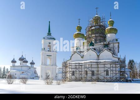 Alte orthodoxe Kirchen von Kargopol an einem sonnigen Februartag. Archangelsk Region, Russland Stockfoto