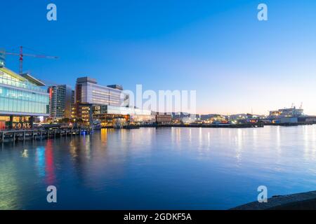 Wellington Neuseeland   Juli 28 2021;Skyline von Wellington bei Nacht vom Kai mit Stadtlichtern, Schildern und Reflexionen am Hafen Stockfoto