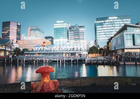 Wellington Neuseeland   Juli 28 2021;Skyline von Wellington bei Nacht vom Kai mit Stadtlichtern, Schildern und Reflexionen auf dem Abrour-Kreuz, verarbeitet mit c Stockfoto