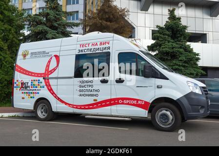 BRYANSK, RUSSLAND - 05. JULI 2021: Auto-Express-Labor für Tests AIDS Nahaufnahme Stockfoto