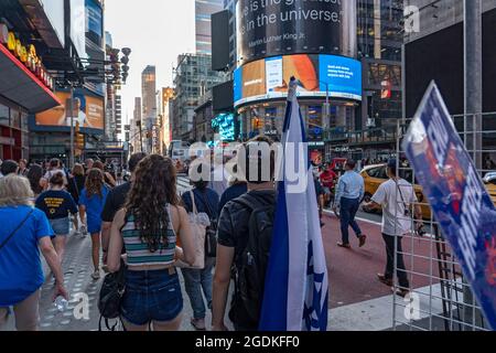 Demonstranten mit israelischen Flaggen und Schildern marschieren während der Kundgebung zum Judenhass zum Times Square.die Demonstranten veranstalteten eine Kundgebung auf den Stufen der New York Public Library und marschierten zum Times Square Ben & Jerry's Store, um sich gegen die Eiscreme-Gesellschaft zu versammeln, nachdem die beliebte Marke Partei ergriffen hatte Eine lange andauende Kontroverse im Nahen Osten. Ben & Jerrys Beitritt zur antisemitischen Bewegung gegen Israel, die sich gegen Boykott, Veräußerung und Sanktionen (BDS) wendet, kündigte an, dass sie den Verkauf von Eis im Westjordanland und Ostjerusalem einstellen werde, was sie als die besetzten Gebiete wahrnimmt. Stockfoto