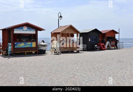 Isole Tremiti - Chalet sul molo del porticciolo di San Nicola Stockfoto