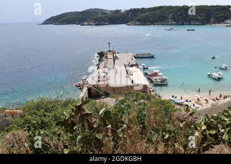 Isole Tremiti - Panorama del pontile del porto dal borgo fortificato Stockfoto