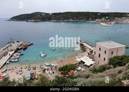 Isole Tremiti - Panorama della spiaggetta del porto dal borgo fortificato Stockfoto