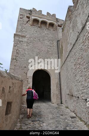 Isole Tremiti - Turista all'ingresso di Torre del Pennello Stockfoto