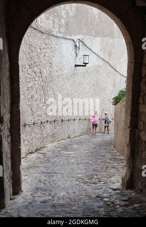 Isole Tremiti - Turiste sulla rampa sivolosa di uscita del borgo fortificato da Torre del Pennello Stockfoto