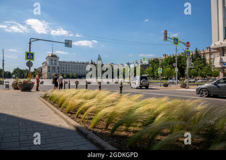 Belgorod, Russland - 08. Juli 2021: Blick auf den Domplatz im Zentrum von Belgorod Stockfoto