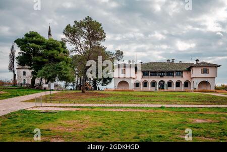 Das Byzantinische Museum (rechts) und die Fethiye Moschee (links, hinter dem Baum) in der alten Zitadelle (ITS Kale) in Ioannina, Griechenland. Stockfoto