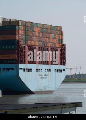 Doel, Belgien, 21. Juli 2021, Detailfoto des voll beladenen Containerschiffes der Manila Maersk Stockfoto