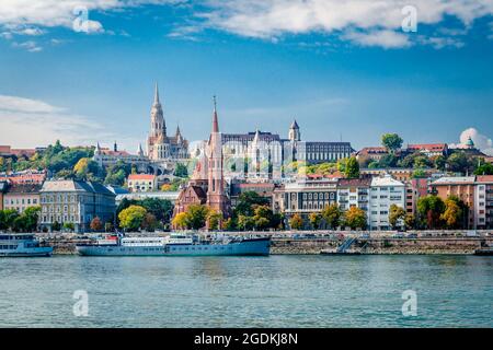 Die Skyline von Buda, mit der Szilagyi Dezso Square Reformierten Kirche, Matthias Kirche und Fisherman's Bastion. Budapest, Ungarn. Stockfoto