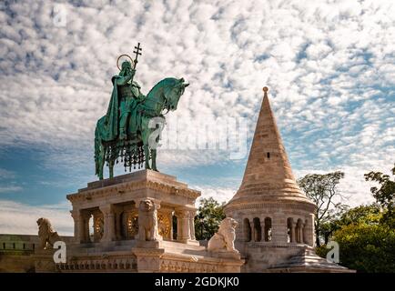 Die Statue des heiligen Stephanus (Stephan I., erster König von Ungarn), am südlichen Hof der Fischerbastei in Budapest. Stockfoto